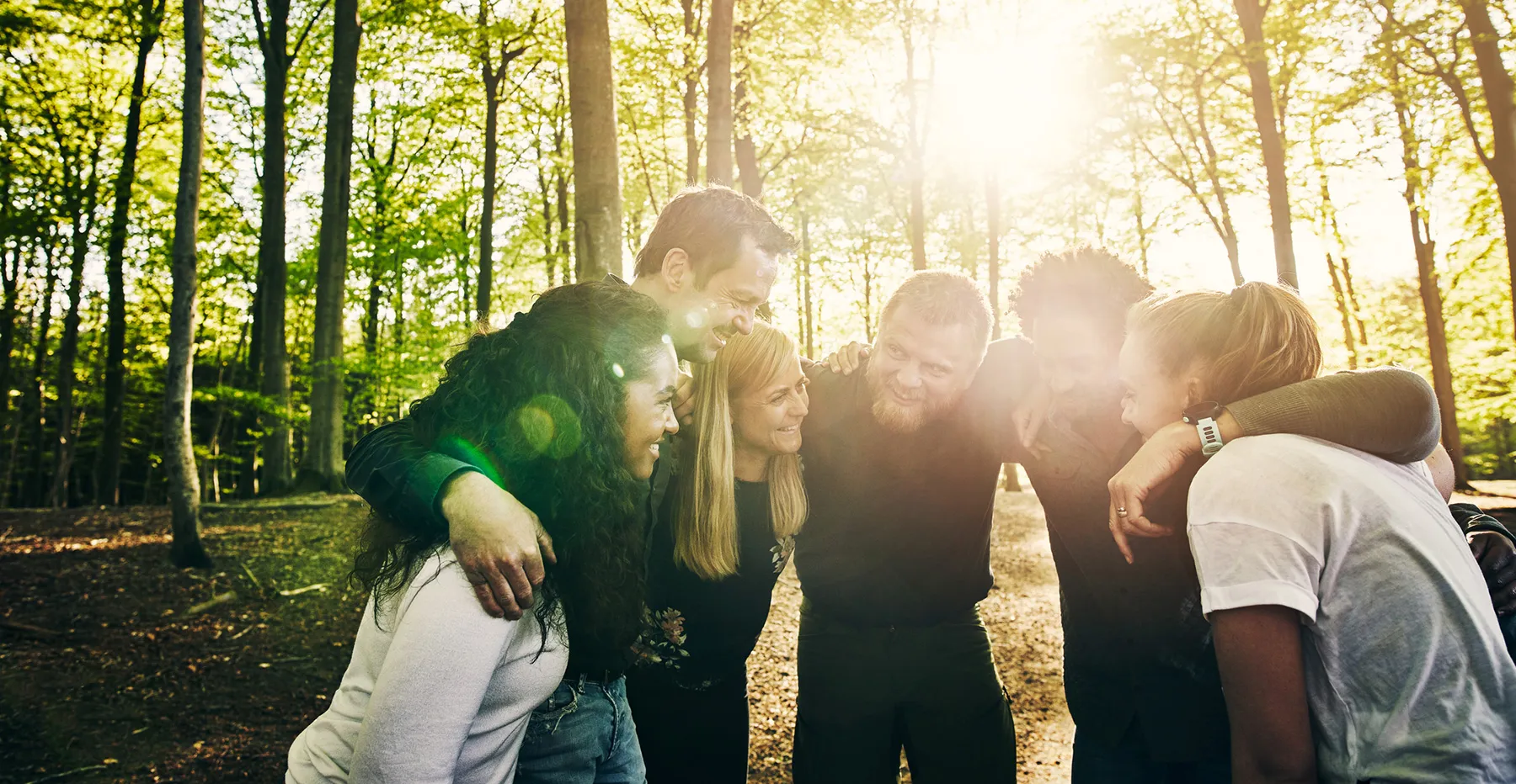 Groupe de personnes dans un bois