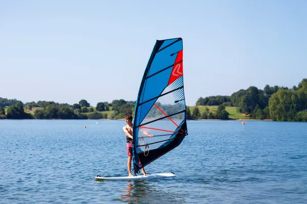 activite-planche-a-voile-lac-eau-dheure