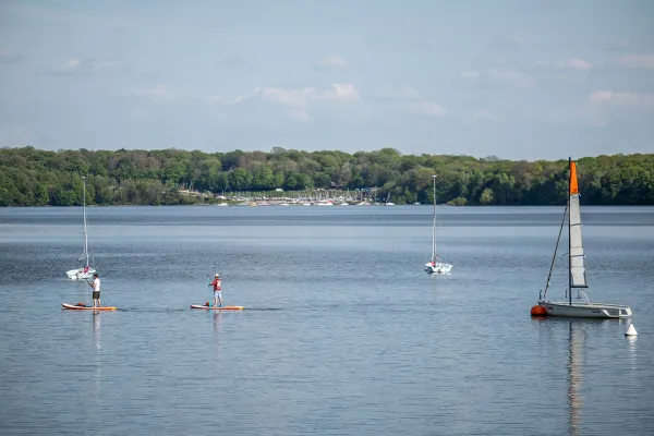 Vue-sur-lac-paddle-voilier.jpg
